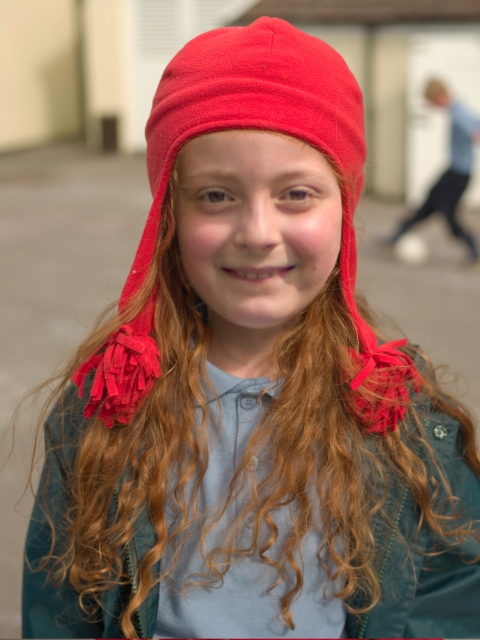 Flisova detska čiapka s brmbolcami červená Muddy Puddles od Navonka.sk (2)